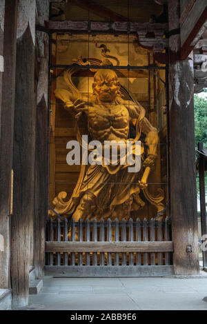 Tōdai-JI (östlicher großer Tempel) Niomon mit den beiden gigantischen Mon Wächtern in Nara, Japan Stockfoto