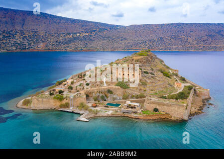 Luftaufnahme der Insel Spinalonga mit ruhigem Meer. Hier wurden isoliert Aussätzigen, Menschen mit der Hansen Krankheit, Golf von Elounda, Kreta, Griechenland. Stockfoto