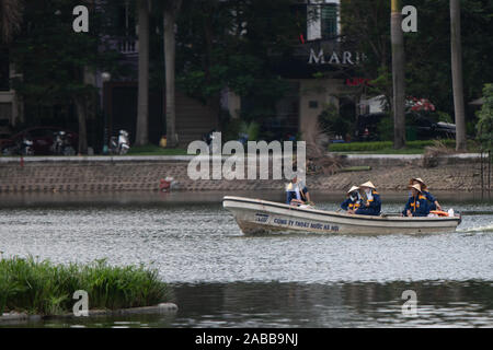 Hanoi, Vietnam - 11. Oktober 2019: Asiatische Männer gehen auf ein Boot auf Thuy Khue Lake in Hanoi, Vietnam, Asien Stockfoto