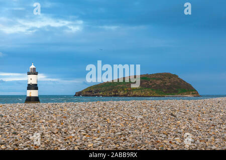 Du Trwyn penmon Leuchtturm (Leuchtturm) auf der östlichen Extremität von Anglesey, Nordwales, mit Puffin Island (ynys Seiriol) in der Ferne Stockfoto