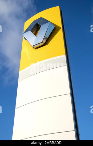 Renault Händler Zeichen gegen den blauen Himmel. Stockfoto