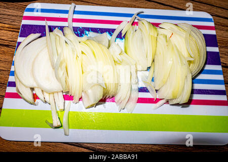 Frisch Zwiebeln auf eine gestreifte Kürzung Stockfoto