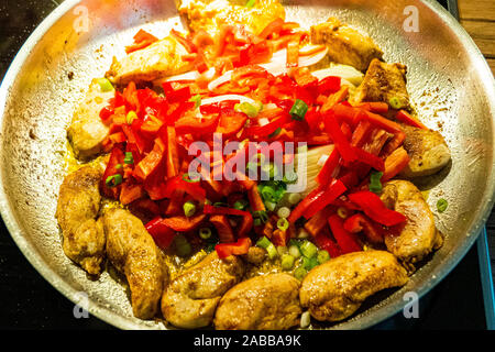 Wok Gericht Paprika mit Erbsen und Hähnchenfleisch Stockfoto