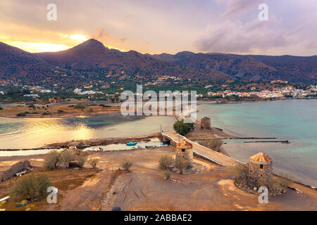 Den berühmten Kanal von Elounda mit den Ruinen der alten Brücke, Kreta, Griechenland. Stockfoto