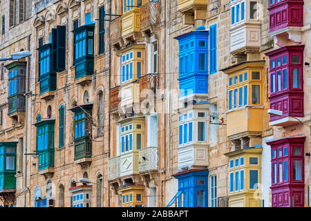 Wohnhaus mit traditionellen bunten Holzbalkonen in Valletta, Malta. Stockfoto