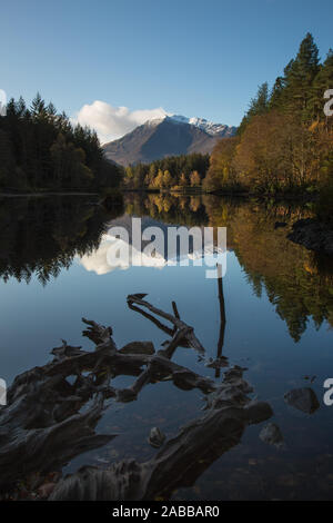 Reflexionen an Lochan Glencoe, Schottland Stockfoto