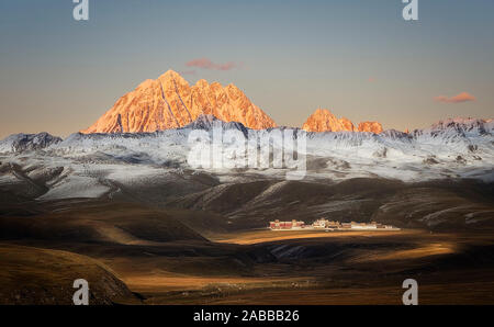 Berglandschaft bei Sonnenuntergang, Jadin Nature Reserve, Daocheng, Sichuan, China Stockfoto