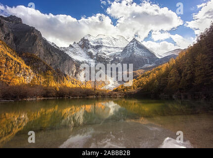 Berg Reflexionen in einem See, Naturschutzgebiet, daocheng Yading, Sichuan, China Stockfoto