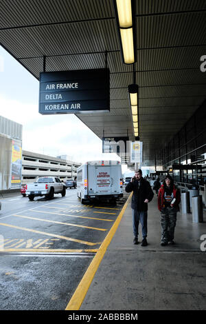 Passagier drop-off-Bereich am Seattle-Tacoma International Airport (Sea-TAC); Seattle, Washington, USA. Stockfoto