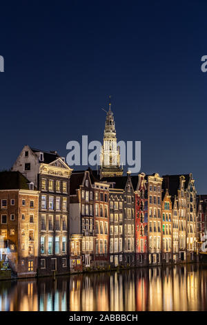 Traditionelle holländische Gebäude am Damrak bei Nacht, Amsterdam, Niederlande Stockfoto