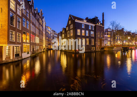 Rotlichtviertel Mittelhaus in der Nacht. Amsterdam, Niederlande Stockfoto