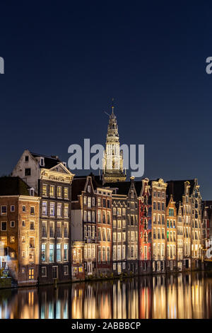 Traditionelle holländische Gebäude am Damrak bei Nacht, Amsterdam, Niederlande Stockfoto