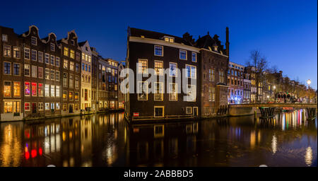 Rotlichtviertel Mittelhaus in der Nacht. Amsterdam, Niederlande Stockfoto