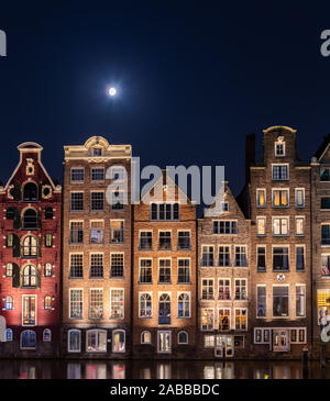 Traditionelle holländische Gebäude am Damrak bei Nacht, Amsterdam, Niederlande Stockfoto