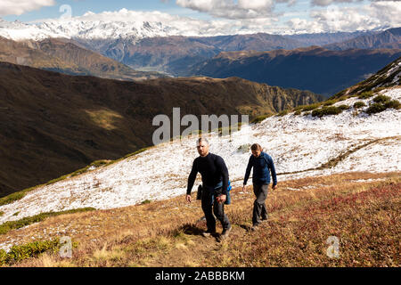 Männer in ihren späten 30. sind Verfahren hohe Gipfel des Zentralen Kaukasus, Svanetien, Georgia. Stockfoto