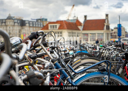 Stapel der Fahrräder in der Nähe vom Hauptbahnhof in Amsterdam geparkt Stockfoto