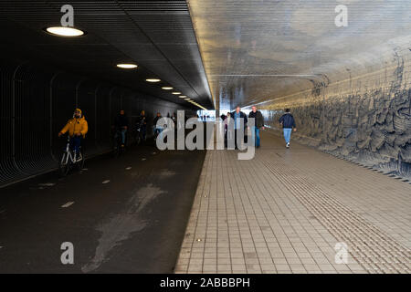 Die Menschen sind zu Fuß durch den Tunnel der Zentralbahnhof in Abend Stockfoto