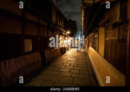 Kleine Gassen im Gion Geisha Viertel in Kyoto bei Nacht, Japan Stockfoto