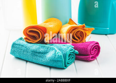 Mikrofaser Reinigung Handtücher auf weißer Tisch. Stockfoto