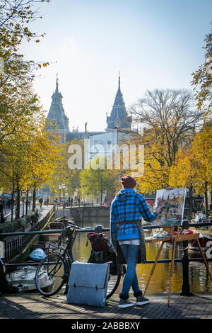 Künstler Gemälde auf Leinwand in den Straßen von Amsterdam bis Herbst Farben umgeben Stockfoto