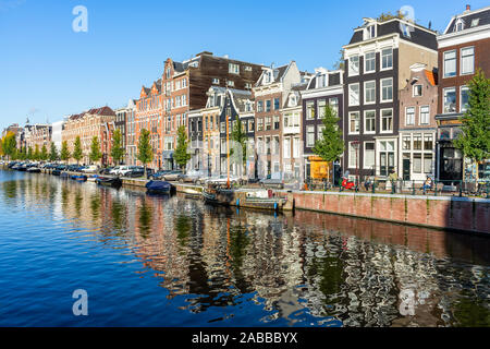 Haus Reflexion in den Grachten von Amsterdam, Herbst Farben und blauer Himmel Stockfoto