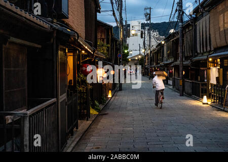 Kleine Gassen im Gion Geisha Viertel in Kyoto bei Nacht, Japan Stockfoto