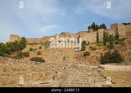 Castillo Gibralfaro mit dem römischen Theater in den Vordergrund, Malaga, Andalusien, Südspanien. Stockfoto