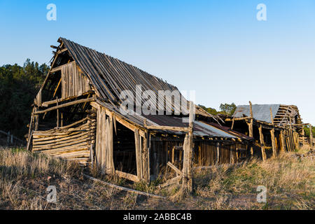 Ruinen einer verlassenen Scheune aus Holz entlang der Hohen Straße nach Taos in New Mexico, USA Stockfoto