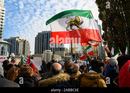 Torontonians versammeln sich Mel Lastman Square Unterstützung für die Protestierenden im Iran verurteilt das Regime, während ein pre-revolution Wellen Flagge zu zeigen. Stockfoto