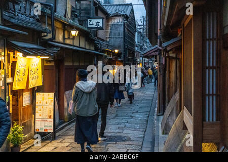 Kleine Gassen im Gion Geisha Viertel in Kyoto bei Nacht, Japan Stockfoto