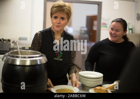 Nicola Stör, Erster Minister und Leiter der Scottish National Party, bei Possobilities Community Center, in Possilpark, Glasgow, Schottland, am 21. November 2019. Stockfoto