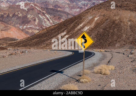 Eine Krumme Straße entlang der Artist Drive, die Kurven durch die bunte Landschaft der Wüste von Death Valley National Park, Kalifornien, USA Stockfoto