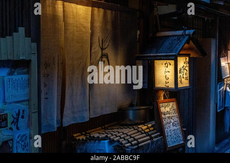 Kleine Gassen im Gion Geisha Viertel in Kyoto bei Nacht, Japan Stockfoto