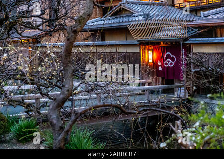 Kleine Gassen im Gion Geisha Viertel in Kyoto bei Nacht, Japan Stockfoto