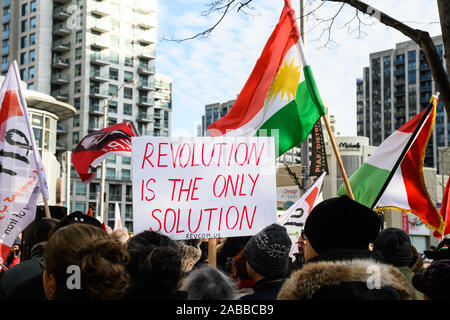 Torontonians versammeln sich Mel Lastman Square Unterstützung für die Protestierenden im Iran Am 23. November 2019 zu zeigen, kurdischen und Shir o Khorshid flags Wave Stockfoto