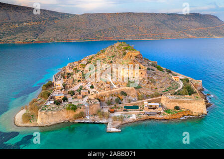 Luftaufnahme der Insel Spinalonga mit ruhigem Meer. Hier wurden isoliert Aussätzigen, Menschen mit der Hansen Krankheit, Golf von Elounda, Kreta, Griechenland. Stockfoto