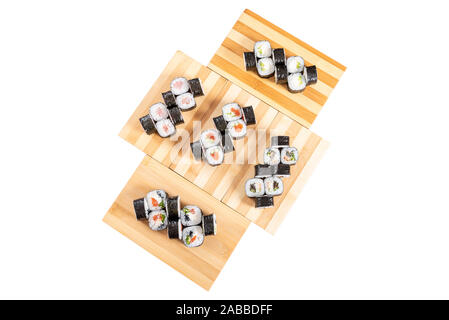 Verschiedene Arten von Sushi, Brötchen, auf die Bretter für Lebensmittel. Stockfoto