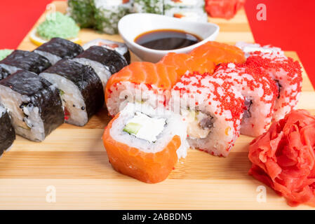 Sushi Set von Brötchen und Mohn, mit Lachs und Kaviar. Close-up. Stockfoto