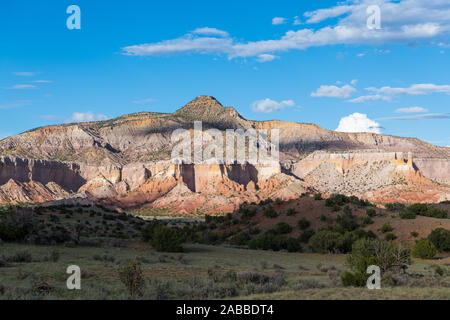 Bunte Sandstein Klippen und Felsen durch die untergehende Sonne auf Ghost Ranch in der Nähe von Yorktown, Virginia, USA gefundenen Stockfoto