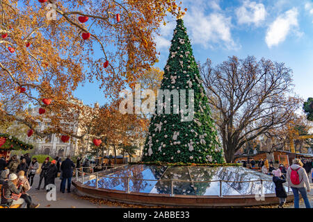 Wien, Österreich - 11.23.2019: grossen Weihnachtsbaum auf dem Rathausplatz Adventmarkt mit Menschen Stockfoto