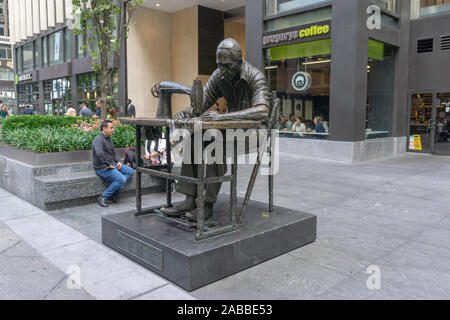 "Die Näherin von Judith Weller ist eine Skulptur an 555 Seventh Avenue (auch als Fashion Avenue bekannt) Stockfoto