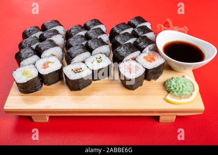 Einstellen der Mohnblumen mit verschiedenen Füllungen. Mit Ingwer und Wasabi. Close-up. Stockfoto