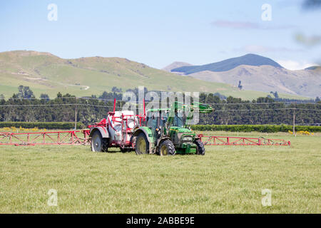 Annat, Canterbury, Neuseeland, 24. November 2019: der Landwirt Sprays seine Ernte in einem Bauernhof Feld im Frühling Stockfoto