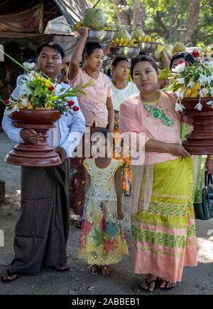 Eine traditionelle Hochzeit Prozession in ländlichen Myanmar (Birma) entlang der Chindwin Fluss mit Familie und Gäste ausrichten mit Geschenken der Früchte und Blumen Stockfoto