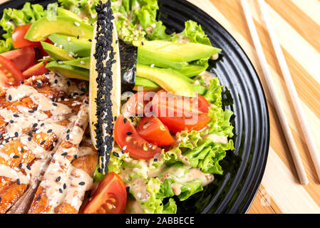 Lachs gegrillter Salat, mit Kräutern und Zitrone. Stockfoto