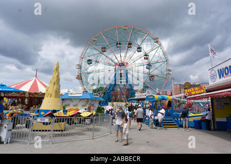 New York, USA - 20. August 2018: Wonder Wheel an DENO'S WONDER WHEEL Amusement Park in Coney Island NY befindet. Stockfoto