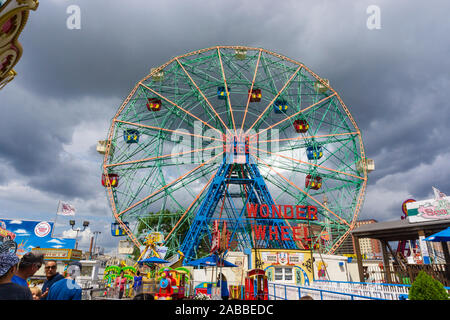 New York, USA - 20. August 2018: Wonder Wheel an DENO'S WONDER WHEEL Amusement Park in Coney Island NY befindet. Stockfoto