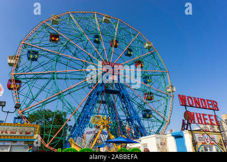 New York, USA - 20. August 2018: Wonder Wheel an DENO'S WONDER WHEEL Amusement Park in Coney Island NY befindet. Stockfoto