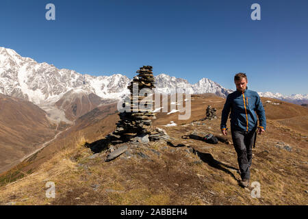 Ein Mann in seinen späten 30. Fahren hohe Gipfel des Zentralen Kaukasus, Svanetien, Georgia. Stockfoto