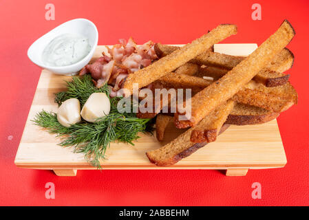 Bier Croutons, Sauce mit Knoblauch und Kräutern. Stockfoto